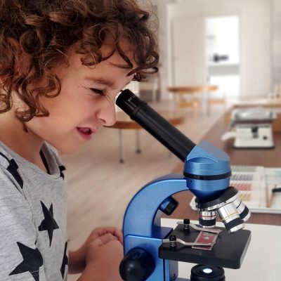 Niño mirando a través del microscopio