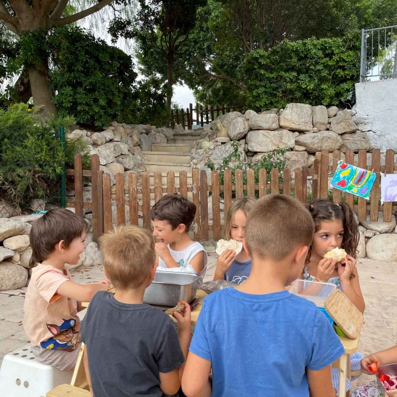Niñas y niños almorzando en Espacio VIVO School