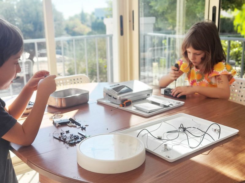Niñas y niños experimentando con la robótica